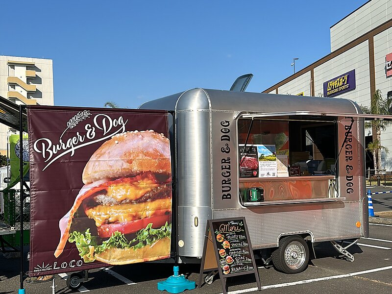 LOCO BURGER&DOGキッチントレーラー